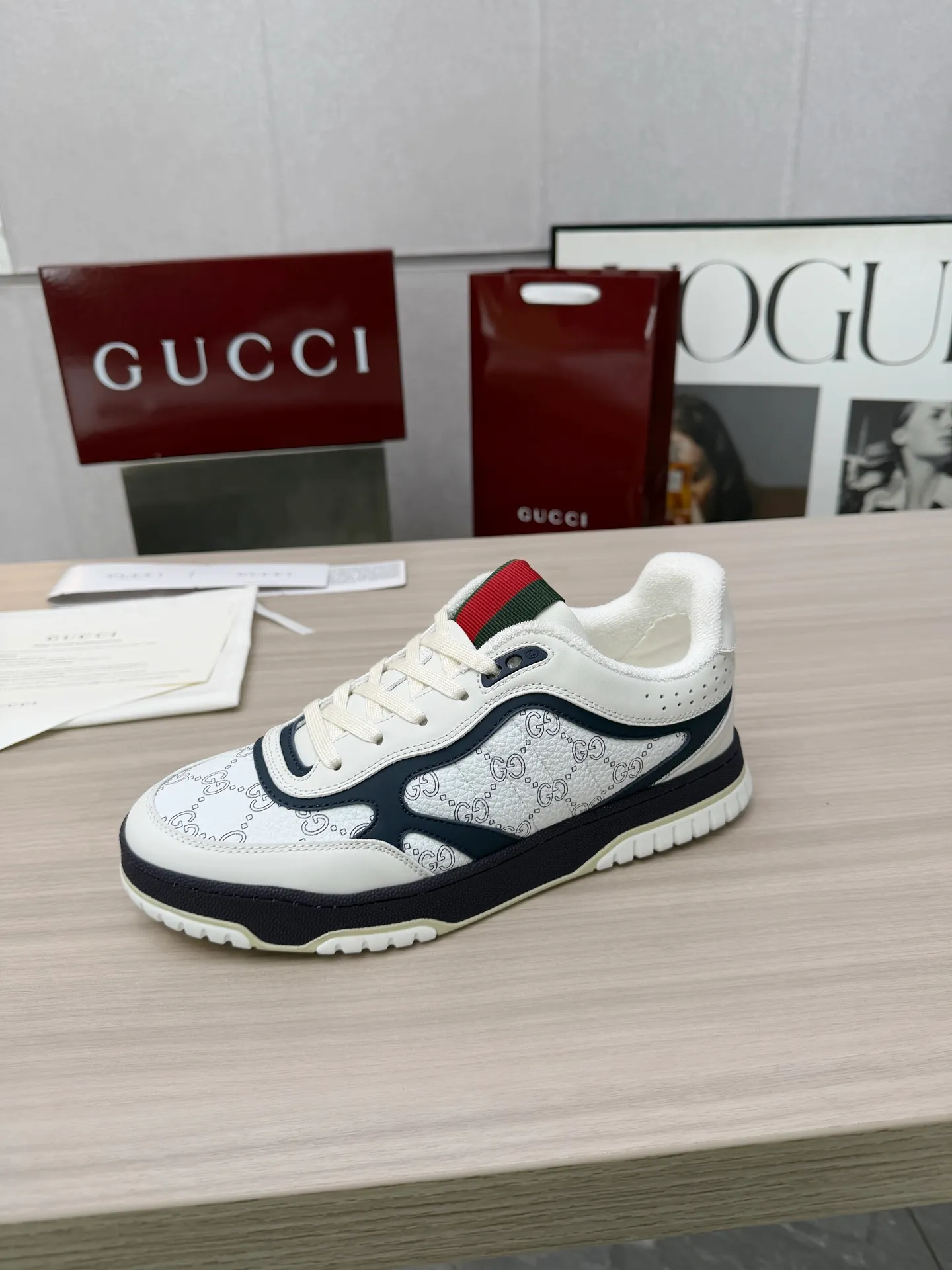 [G Home] P: 600💰 Couple size: Female 35-40. Male 39-44 (45 custom-made) 🆕2025.GUCC Gucci original order quality The latest popular high and low top aged couple sneakers series shipped original purchase development and production, this high and low top sneakers adopt a basketball-style silhouette design, cleverly integrated with hollow panels and distressed effects, showing unique ingenuity. The ingenuity incorporates brand logo details such as interlocking Double G styling accessories and Gucci lettering, a low-key tribute to the brand's design heritage. Exquisite packaging at the delivery counter 🛍📦 ▪️ Fabric: Original customized imported first-layer cowhide ▪️ Inner lining: Imported first-layer cowhide ▪️ Sole: Original molded two-color TPU sole ▪️ Sole thickness: 3cm